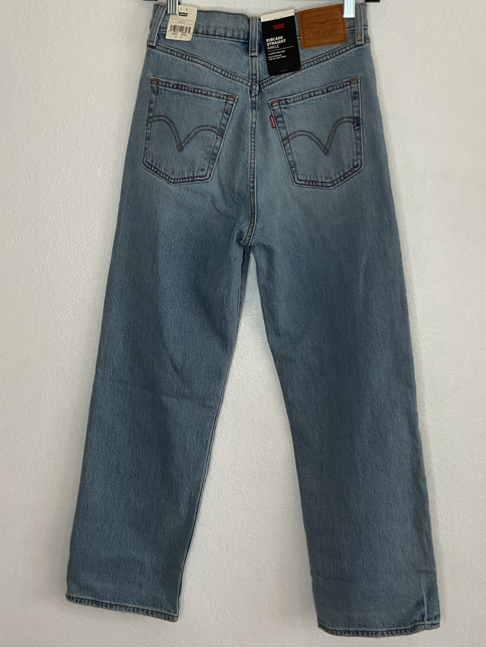 NEW Levi's Premium Ribcage Straight Ankle Jeans - Picture 4 of 16